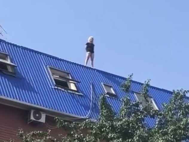 В Ростове-на-Дону девушка в нижнем белье упала с крыши многоэтажки