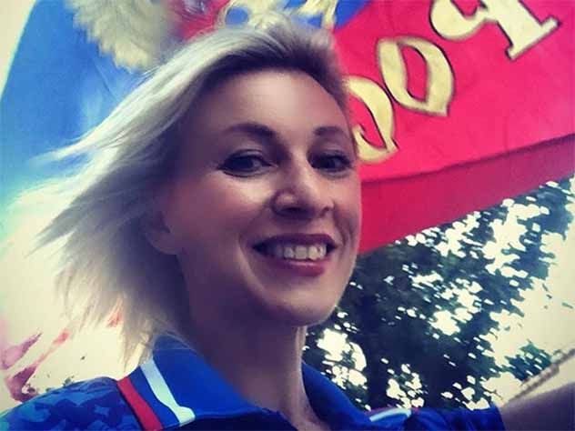 Мария Захарова празднует победу сборной России