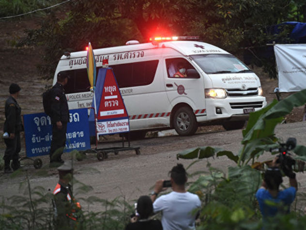 «Улицы города Чианграй перекрыты, потому что машина «скорой» торопится доставить спасенных мальчиков в больницу», - рассказали в Сети очевидцы спасательной операции