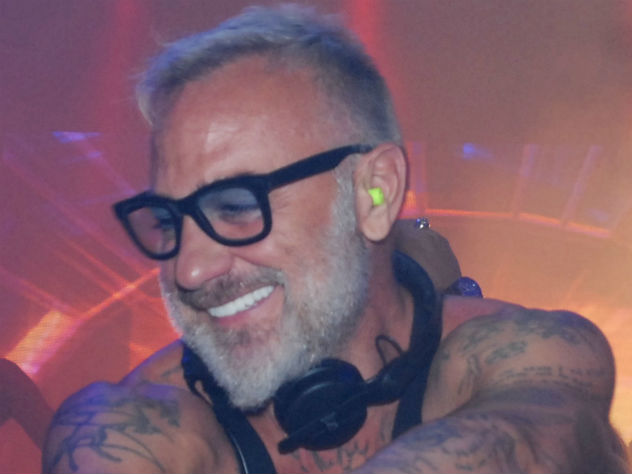 "Танцующего миллионера" Джанлуку Вакки обвиняют, что он незаконно зарабатывает деньги в России