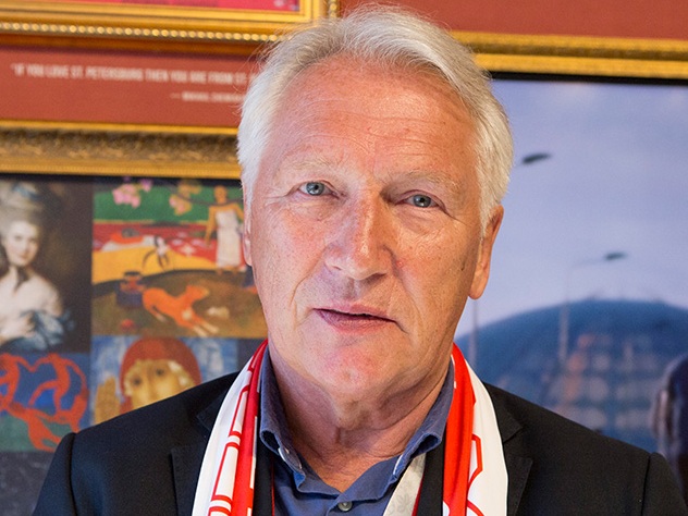 Куда покатится мяч, зависит от игроков.