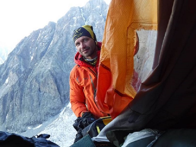 Альпинист застрял на вершине в Пакистане