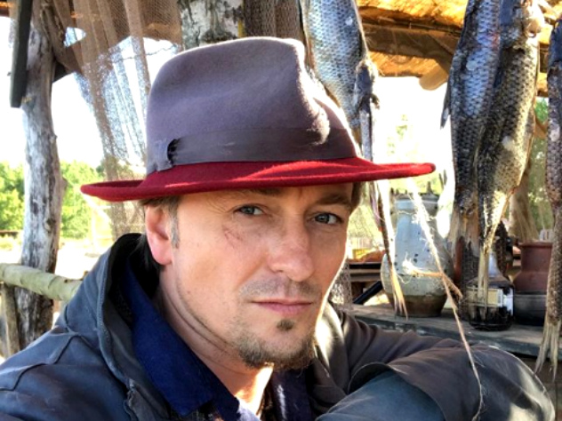 Сергей Безруков выложил хулиганское фото со съемок фильма «Бендер»