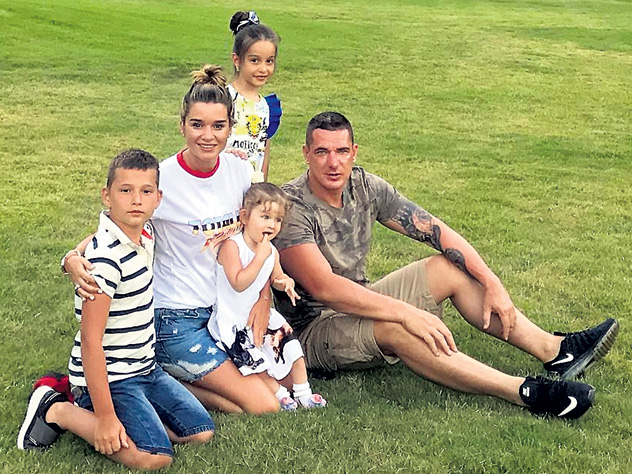 Ксения Бородина с мужем и детьми