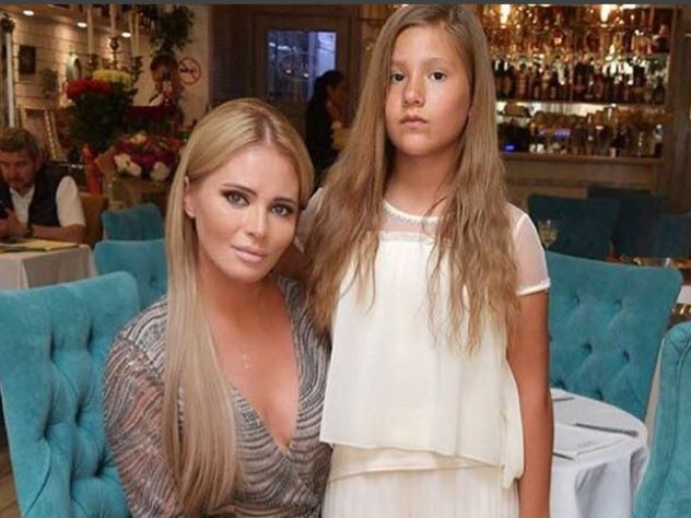 Дана Борисова отдыхает заграницей с дочкой