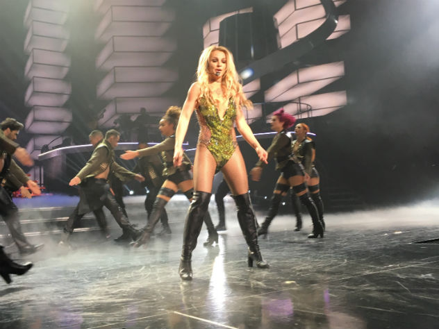 Бритни Спирс случайно показала грудь на концерте - Спирс грудь видео