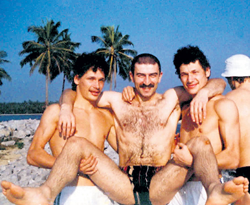 Футболисты Юрий (слева) и Николай Савичевы носили Станислава на руках