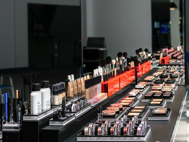 Россиянам предрекают рост цен на косметику и духи