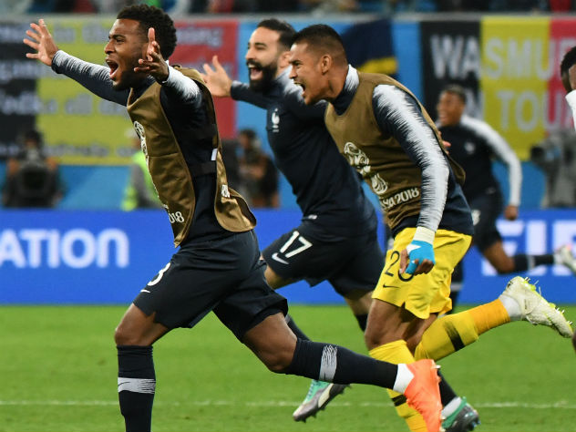 Французские футболисты празднуют победу над Бельгией в полуфинале ЧМ