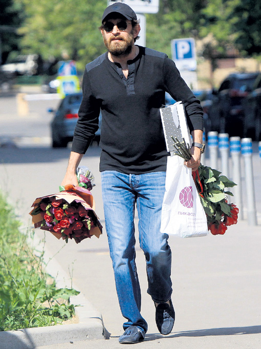 Букеты для Агутина и Варум, дорогой парфюм для именинника, а в пакетике - свежие снимки нижней челюсти