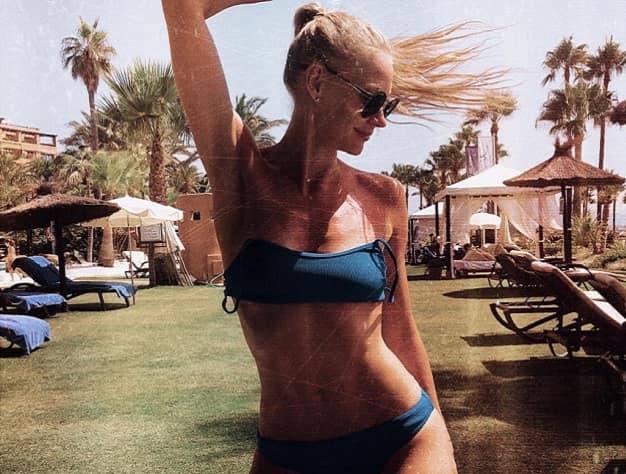 Светлана Ходченкова улетела в отпуск в Испанию