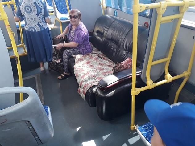 Диван установили в красноярском автобусе