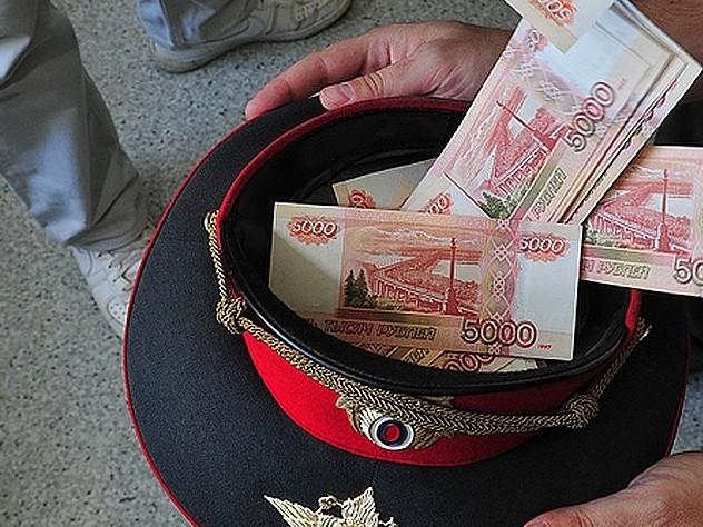 полицейский предлагал закрыть уголовное дело за 300 тысяч рублей