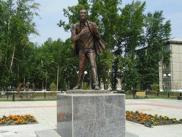 памятник евтушенко установили в иркутской области