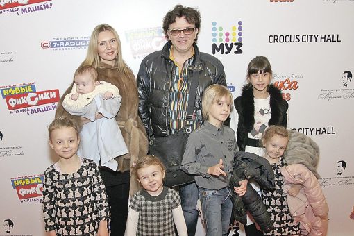 Рома Жуков с женой и детьми