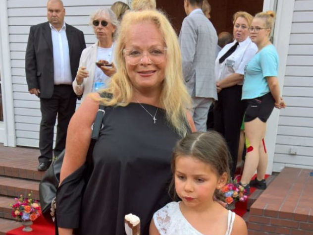 Лариса Долина вышла в свет без макияжа