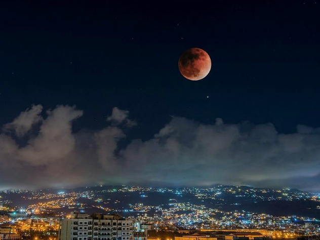 Жители Земли наблюдают редкое лунное затмение