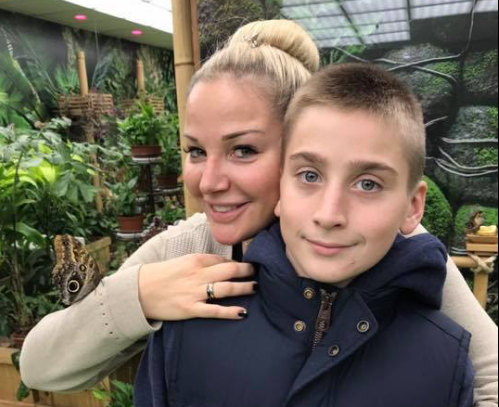 Из поздравления сына с днем рождения Максакова устроила шоу для зрителей