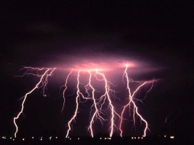 Молния ударила в самолет, летевший в Санкт-Петербург