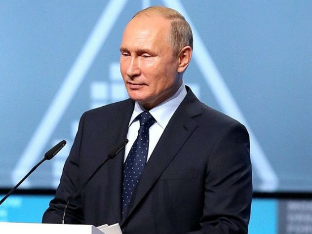 Владимир Путин заявил, что Россия не отказывается от доллара