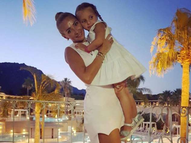 Видео с дочерью Навки