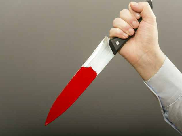 Подросток напал с ножом на полицейского