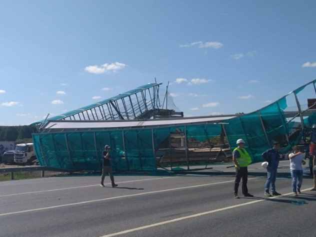 Пешеходный мост в Подмосковье разрушился после того, как его зацепил самосвал