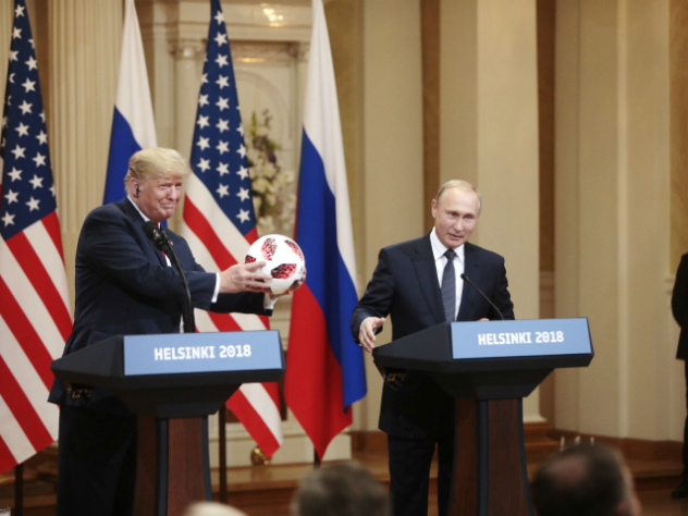 Американский сенатор требует найти «жучки» в подаренном Путиным Трампу футбольном мяче