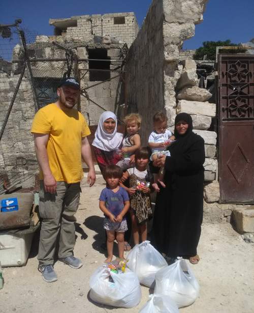 Евгений Ганеев с жителями сирийского города Алеппо