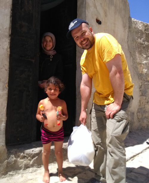 Евгений Ганеев раздаёт гуманитарную помощь жителям сирийского города Алеппо