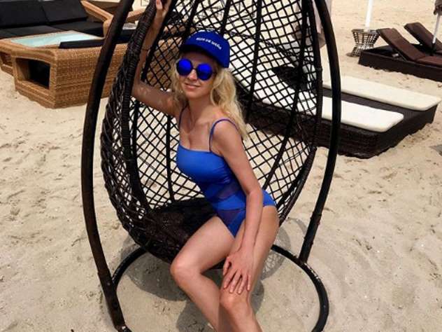 Яна Рудковская показала длинные ноги