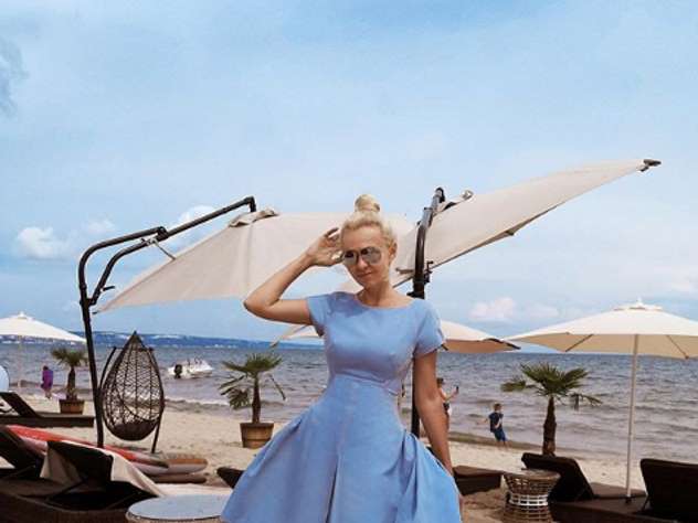 Фото Рудковской в голубом платье