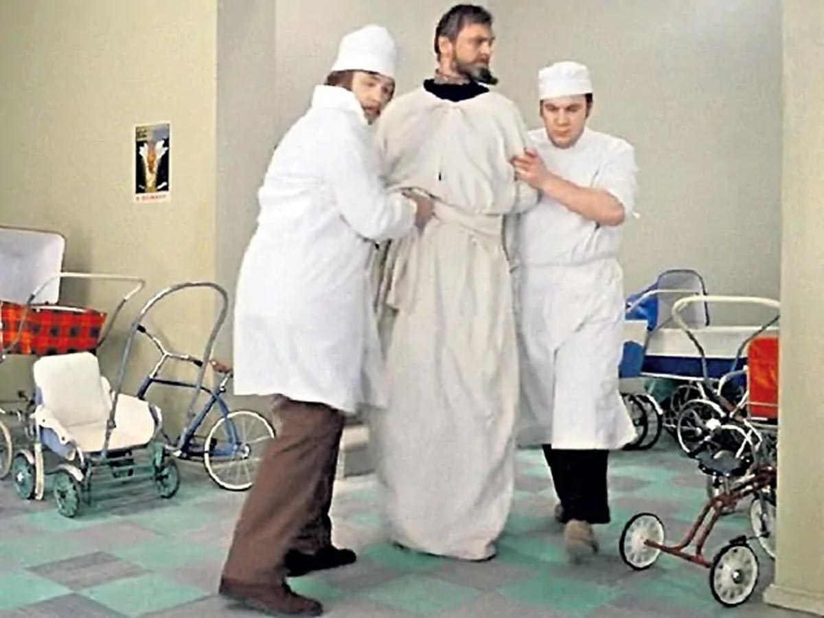 Сегодня смирительную рубашку, как в к/ф с «Иван Васильевич меняет профессию», ни на кого не надевают Сегодня смирительную рубашку, как в к/ф с «Иван Васильевич меняет профессию», ни на кого не надевают