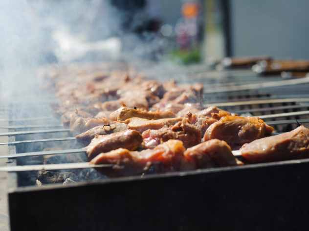 Роскачество обнаружило в мясе для шашлыка опасные бактерии