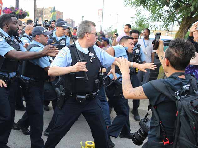 В Чикаго начались беспорядки после гибели мужчины от рук полицейских