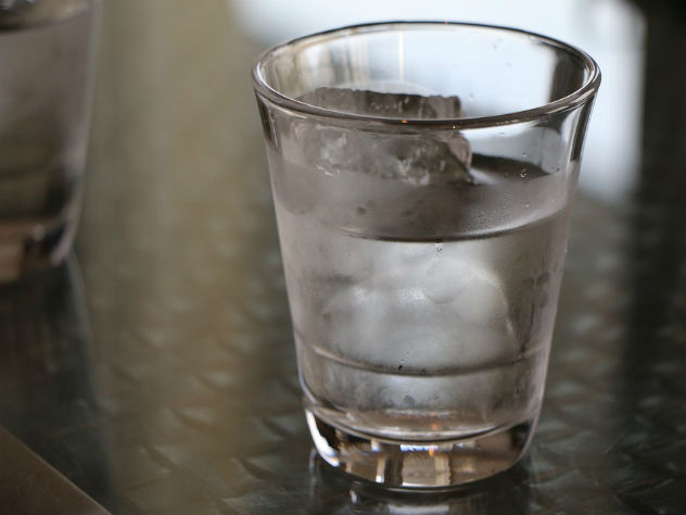 Стакан воды в баре чуть не убил двух москвичек