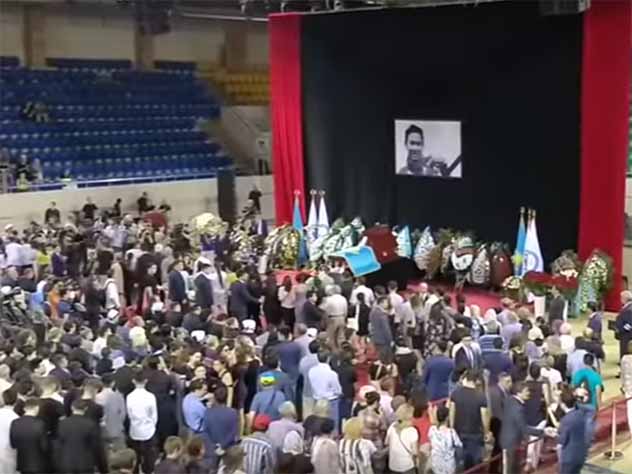 Тысячи людей прощаются с фигуристом Денисом Теном в Астане и Алматы