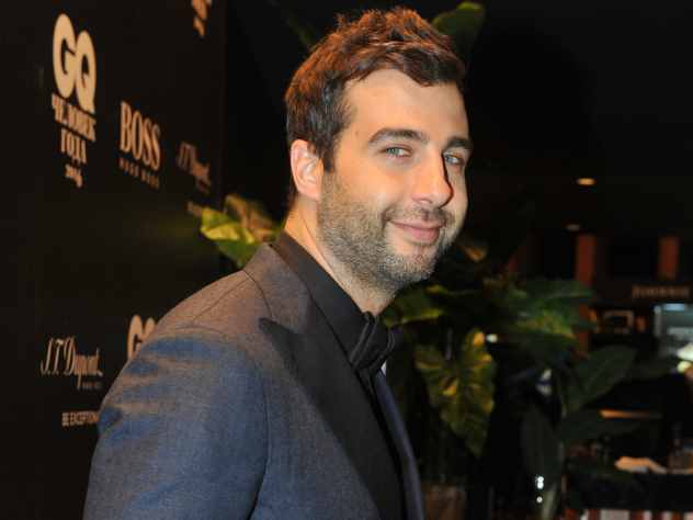 Иван Ургант заклеил номера машины фото Киркорова