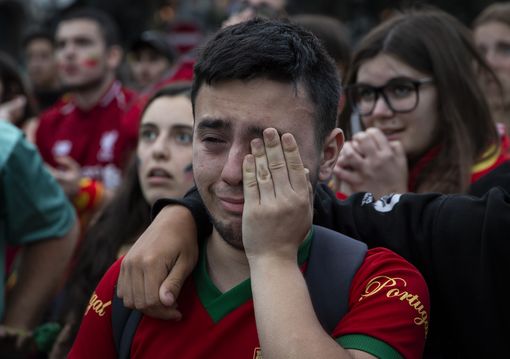Болельщик сборной Португалии плачет