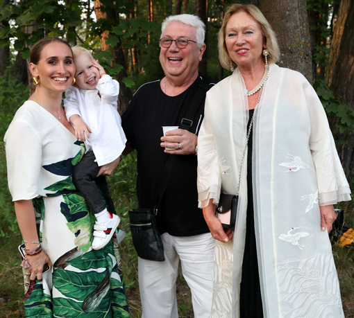 Владимир Винокур с женой, дочерью и внуком