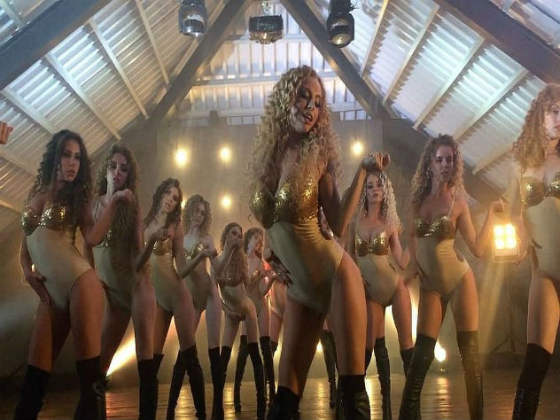 Эротичные танцы молодой матери удивили интернет