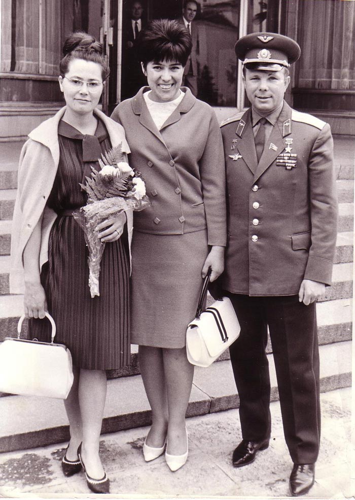 Валентина Гагарина, будущий дипломат Сима Эйвазова и Юрий Гагарин, 1966 г. Источник - Wikimedia
