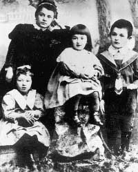 Фаина (слева) с гувернанткой, сестрой Беллой и братом Яковом. Таганрог, 1900 год. Источник wikimedia.org