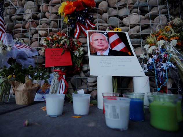 кара-мурза понесет гроб с маккейном