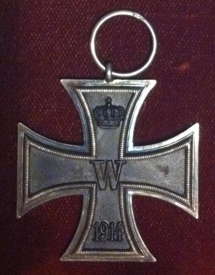 «Железный крест» 2-го класса, конфискованный у Гесса при аресте. Армейский музей в канадском Галифаксе. Авто фото Hantsheroes. Источник wikimedia.org