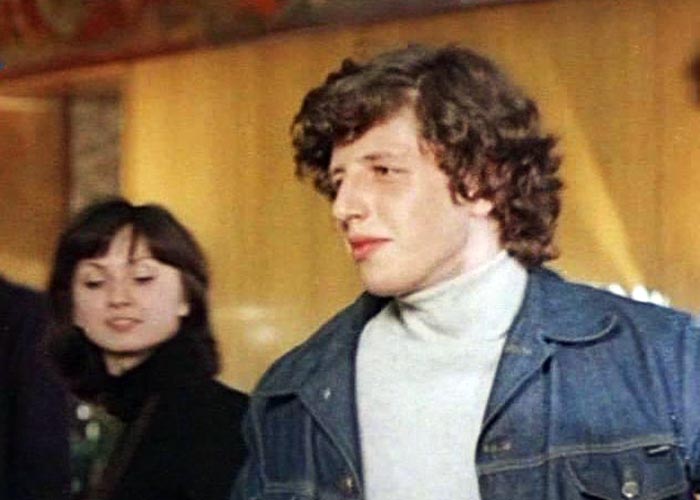 В фильме «Миг удачи» Ширвиндт сыграл танцующего парня, его фамилию даже не указали в титрах. Кадр из фильма, 1977 г.