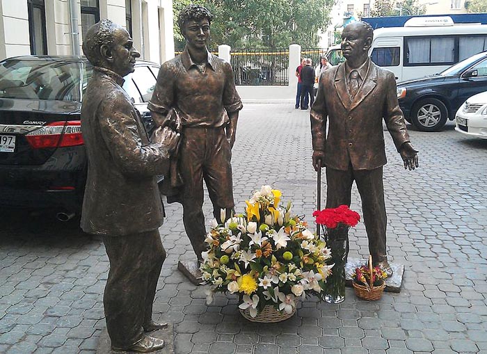 Скульптурная композиция, установленная на ул. Чаплыгина в Москве, во дворе театра «Табакерка». Скульптор А.С. Чаркин, архитектор И.И. Саутов. Изображены (слева направо): Александр Володин, Александр Вампилов, Виктор Розов. Источник: wikipedia.org, автор снимка: Bogdanov-62