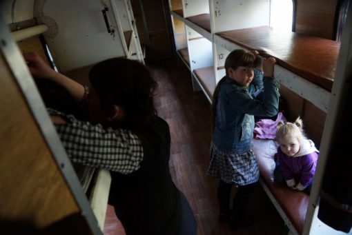 дети в поезде