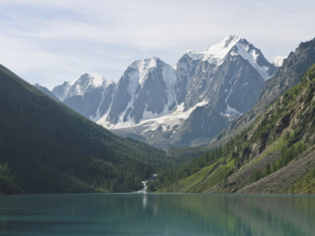 Четыре человека ждут помощи на высоте более 4000 метров в горах Алтая