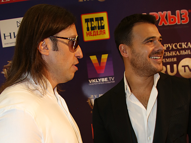 Ревва в женском обличии обнял Эмина